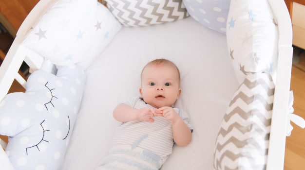 Comment mettre le tour de lit pour bébé ?