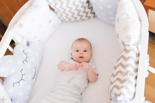 Comment mettre le tour de lit pour bébé ?