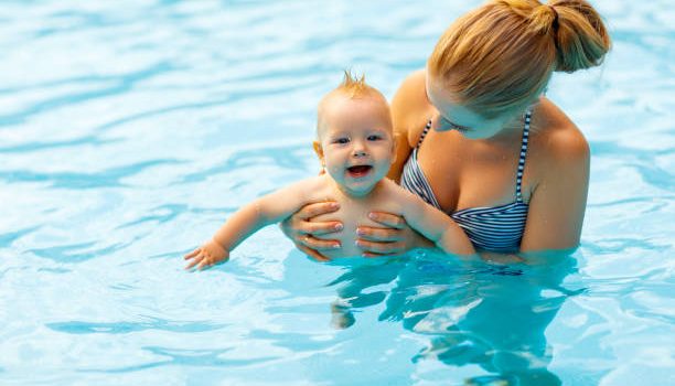Comment apprendre à son bébé à nager ?