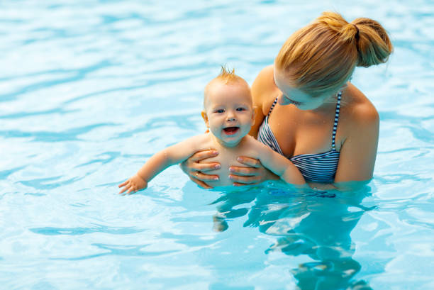 Comment apprendre à son bébé à nager ?