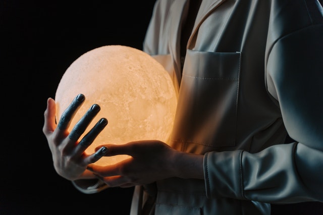 Faut-il que bébé dorme dans le noir ou avec une veilleuse ?