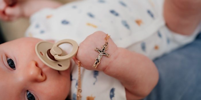 Médaille de baptême fille : un bijou précieux à offrir