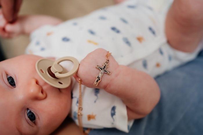 Médaille de baptême fille : un bijou précieux à offrir